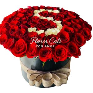 Caja de Rosas Rojas con Inicial Personalizada 09