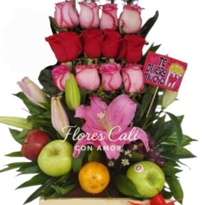 Arreglo Floral con Rosas Rojas, Rosas Rosadas y Frutas 22