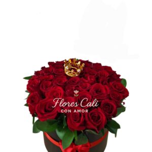 Cilindro de Rosas Rojas con Corona Dorada 29