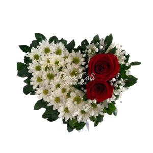 Corazón fúnebre con margaritas y rosas rojas 22